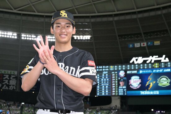 ヒーローインタビューを終え、8勝目をアピールするソフトバンク・前田悠伍