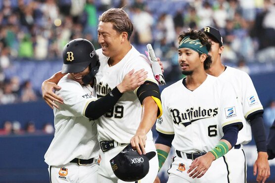劇打を放ち、ナインに祝福されるオリックス・杉本裕太郎(左から２人目)