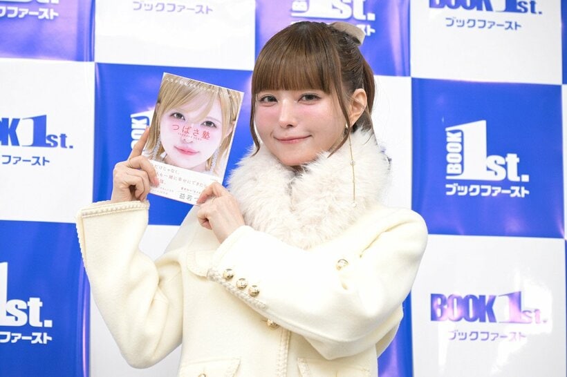 出版記念記者発表会に出席した益若つばさ