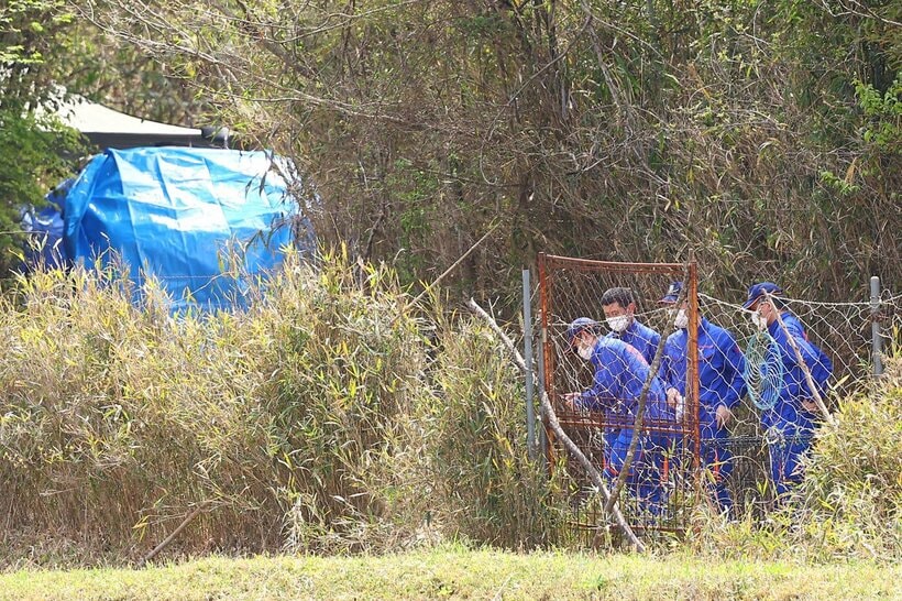 遺体発見現場を調べる捜査員