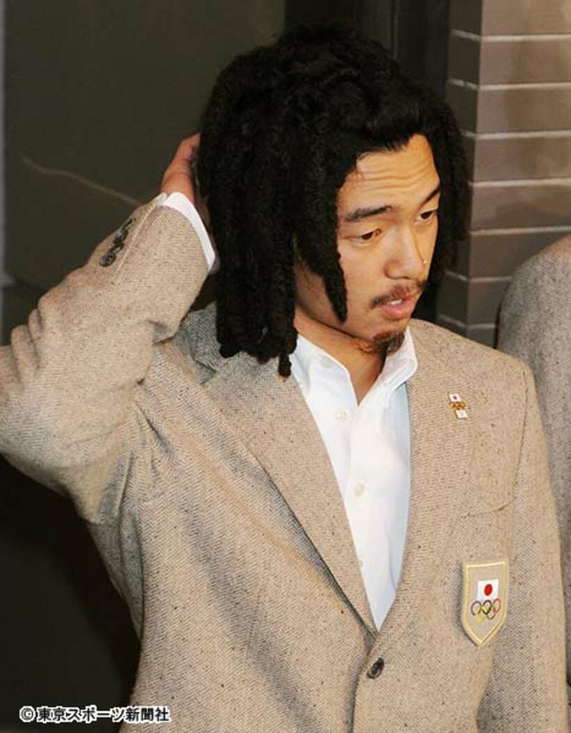  バンクーバー五輪で記者の囲み取材を受ける国母容疑者（２０１０年）