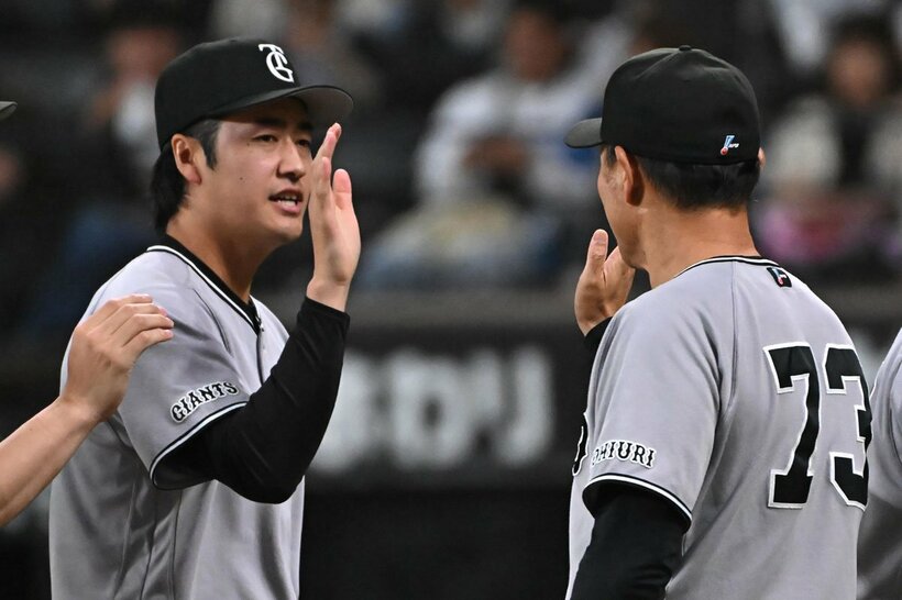 今季初勝利を挙げた西舘勇陽（左）とハイタッチを交わす橋上秀樹監督代行