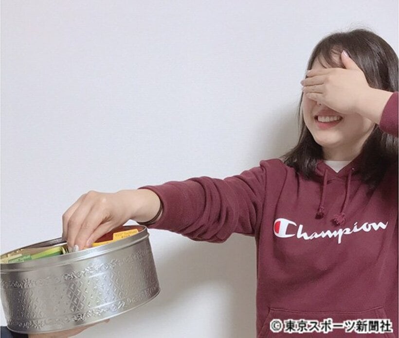  目隠しをして紅茶を選んで遊んでいます