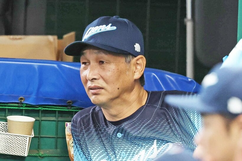ベンチで渋い表情の西武・西口監督