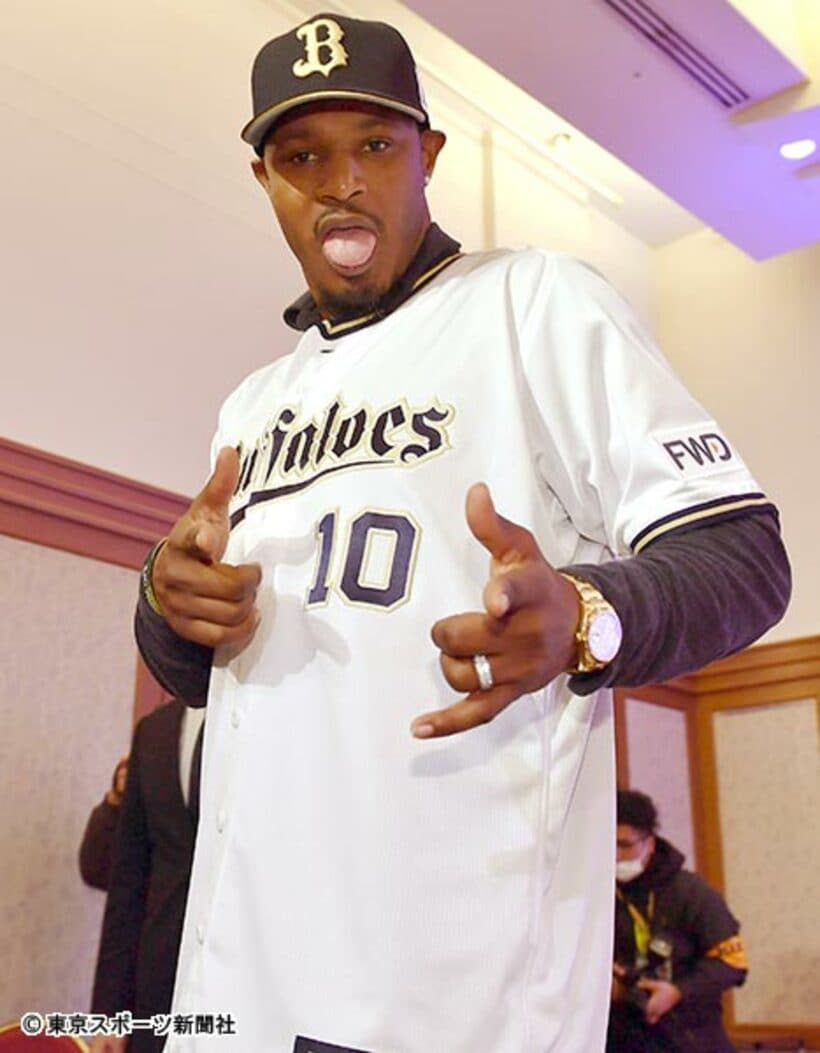  謎のポーズをするジョーンズ