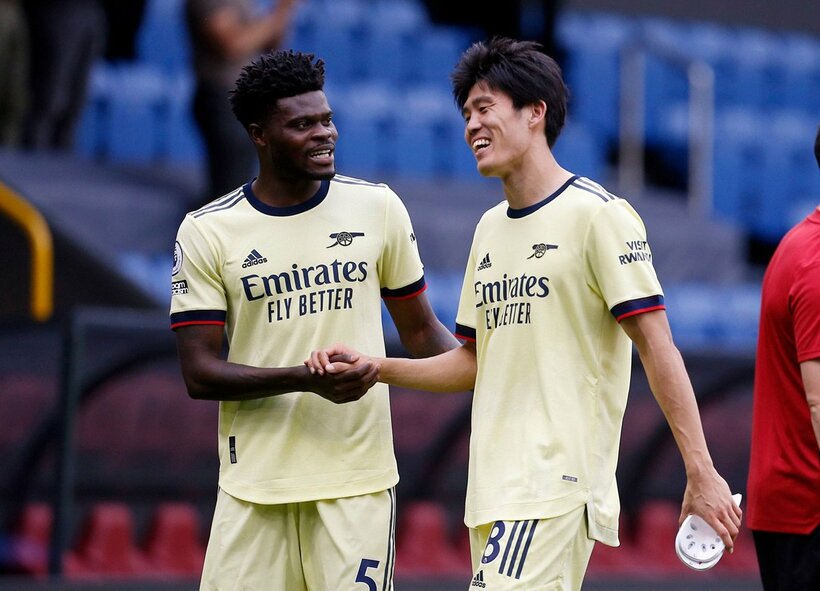  デビュー戦を終えパーテイ（左）と握手する冨安（ロイター）