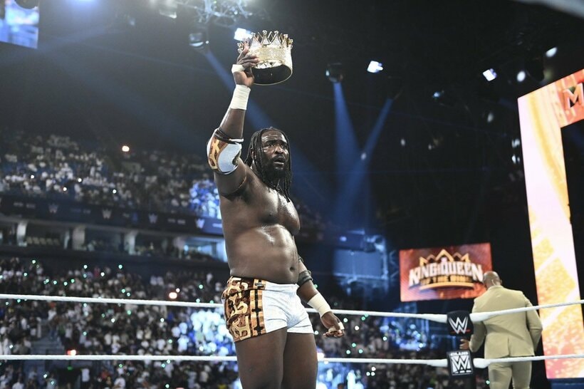 「キング・オブ・ザ・リング」優勝の王冠を掲げるオバ・フェミ©WWE