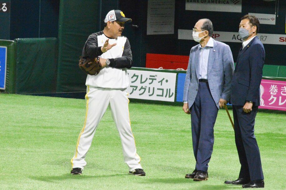 若手選手の打撃練習を見守りながら、藤本監督(左)と話し合うソフトバンク・王球団会長