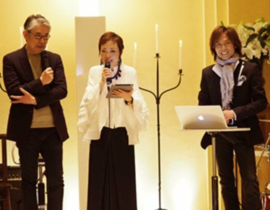 新曲を発表したクミコ（中）。右はつんく♂、左は松本隆氏