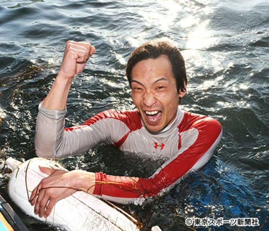 ３節連続Ｖの吉田はうれしい水神祭。水中でガッツポーズ