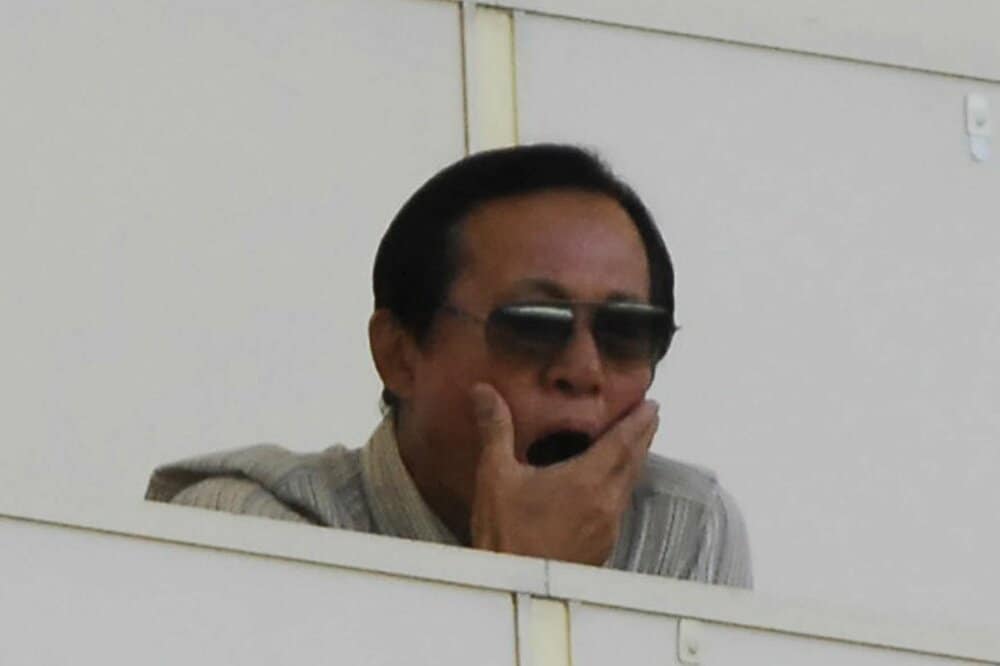 試合を観戦する釜本氏