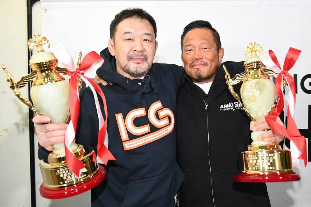 杉浦(右)と最優秀タッグを受賞(21年1月)