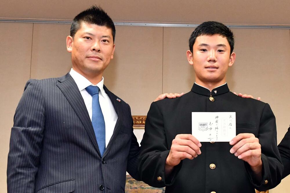 阿部健太スカウト（左）は奥川恭伸の獲得にも尽力した人物（２０１９年１０月）