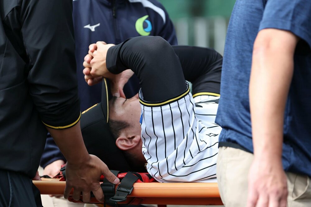 担架で運ばれる石井大智