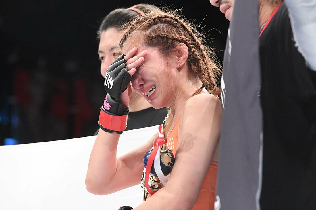 勝利に感極まるあきぴ