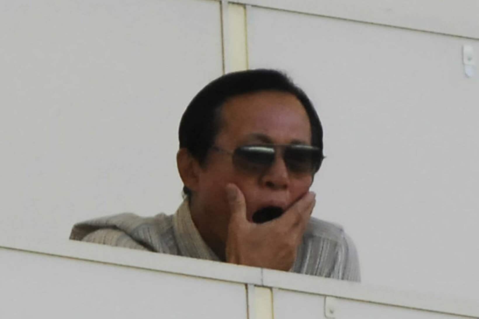 試合を観戦する釜本氏