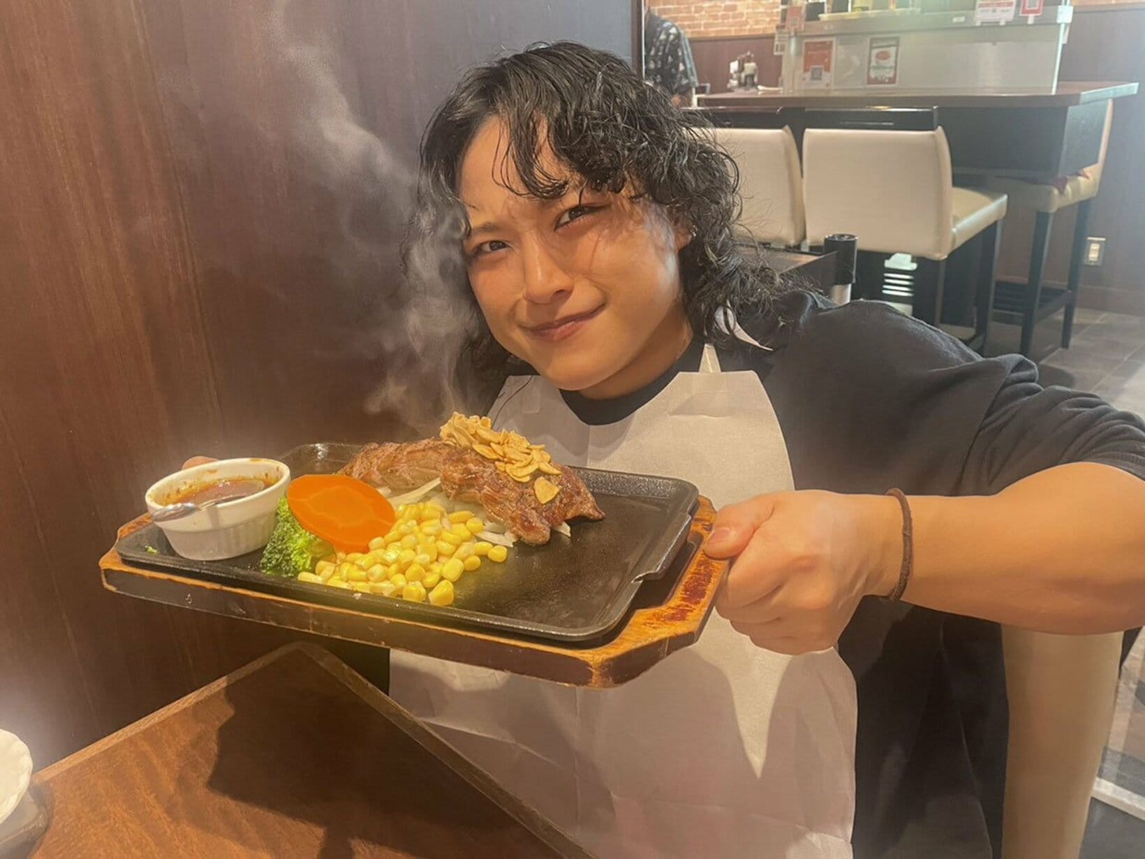 トレーニング後、ステーキを食べる飯田沙耶