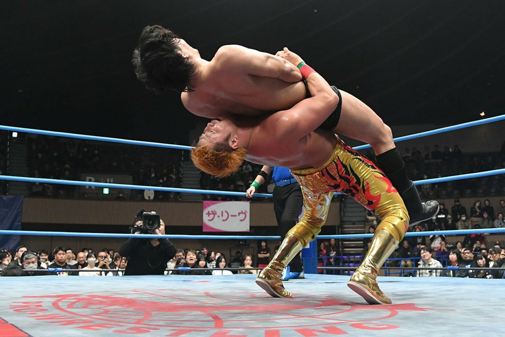 宮原健斗(下)の２発目のシャットダウンスープレックスで力尽きた安齊勇馬