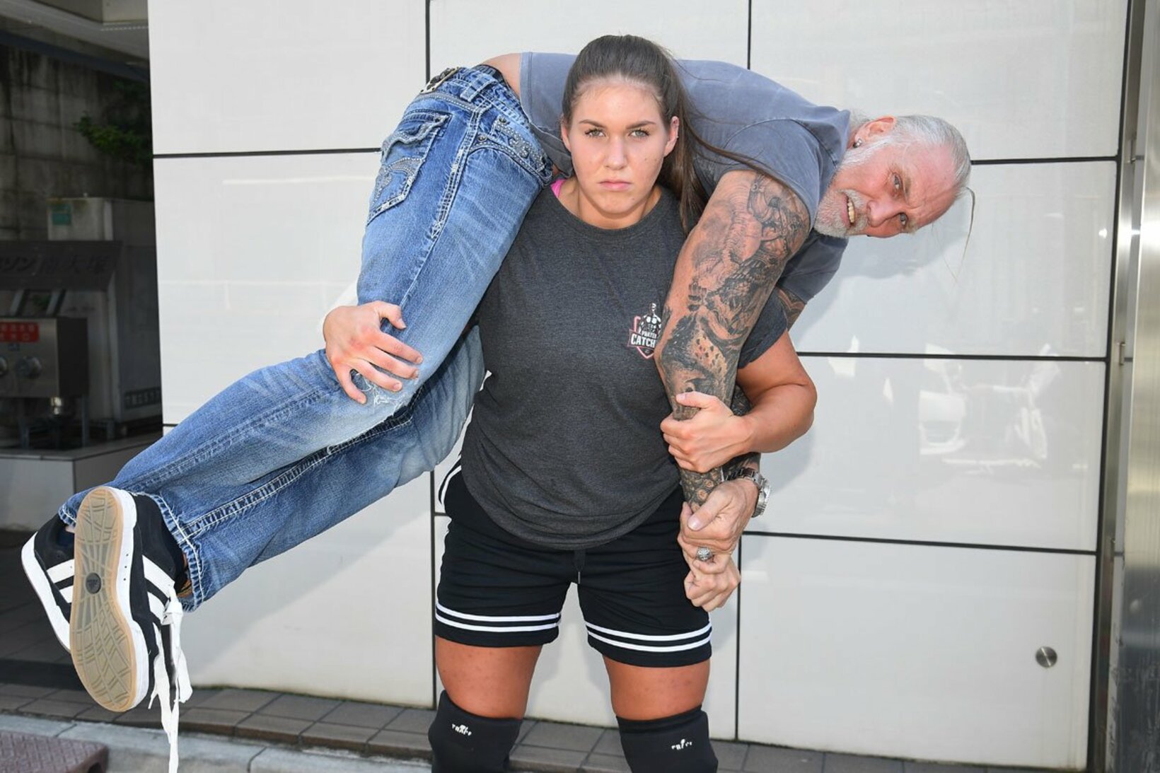 お父さんを担ぎ上げるボジラ