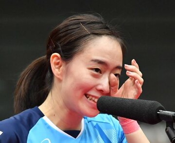  インタビューで涙ぐむ石川佳純