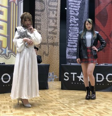  中野たむ(左)と上谷沙弥（東スポWeb）