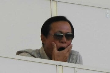 試合を観戦する釜本氏
