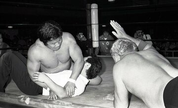  藤波が服部をフォール、カウントを取る〝レフェリー〟マードック（８８年３月、茨城・笠間、東スポＷｅｂ）