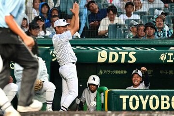 ９回、小島のタイムリーを喜ぶ佐野日大・麦倉監督