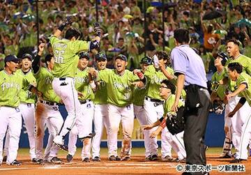 サヨナラ弾の大松（左手前）を出迎えるヤクルトナイン