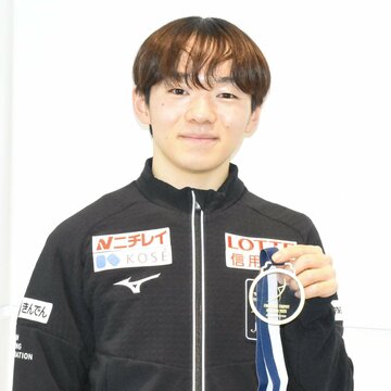 羽田空港に帰国し、メダルを披露した鍵山優真