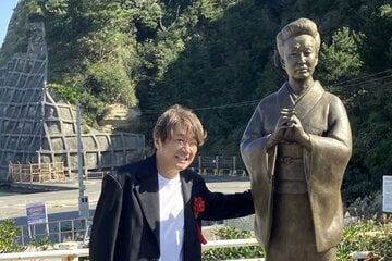 美空ひばりさんの銅像移転除幕式に出席した近藤真彦