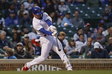  ４回、右越えの二塁打を放った鈴木誠也（ロイター＝USA TODAY Sports）