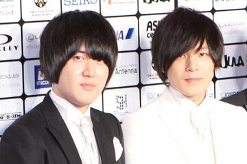 脱退が決まった小泉貴裕(左)と古賀隼斗