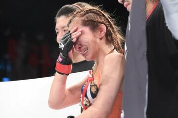 勝利に感極まるあきぴ