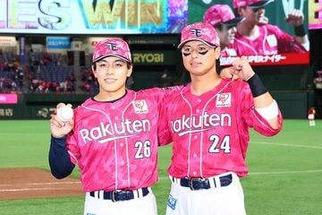 サヨナラ打を放った楽天・黒川史陽(右)と、プロ初勝利の中込陽翔