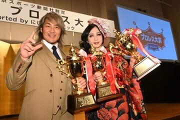 授賞式でポーズを決める技能賞の棚橋弘至とＭＶＰ＆女子プロレス大賞の上谷沙弥