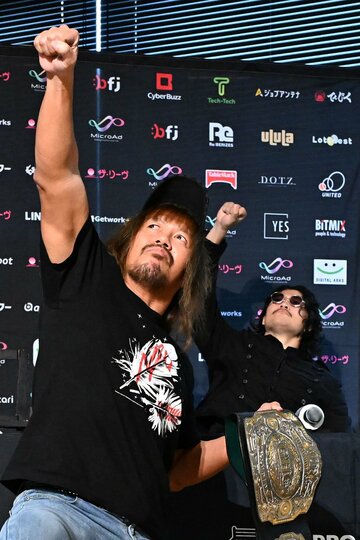 ポーズを決める内藤哲也（左）と真似するOZAWA