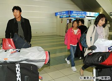 ２０１０年、海外旅行から帰ってきた秋山前監督（左）と千晶さん（右）