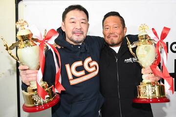 杉浦（右）と最優秀タッグを受賞（21年1月）