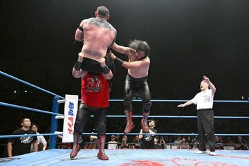 ザイオン(上)を仕留めた合体技・八木山サイクロン