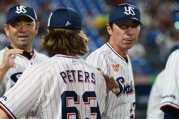 試合に勝利し先発・ピーターズ（中）をねぎらう高津監督（右）