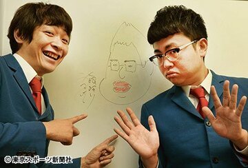橋本（右）の似顔絵を描いた鰻