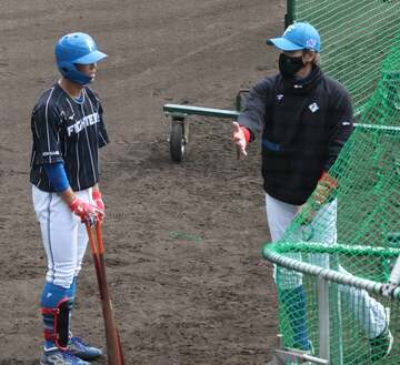  細川凌平(左)と話す新庄剛志監督(東スポWeb)