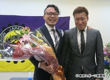  加藤（左）は満面の笑みも花束贈呈で登場の永井は号泣