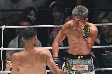 クレベル・コイケ(左)に完勝した秋元強真