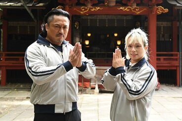 必勝祈願をする後藤洋央紀(左)と水森由菜