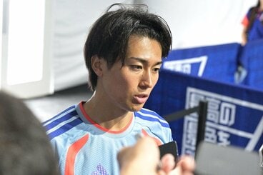 取材を受ける中村敬斗