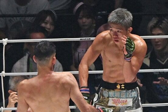 クレベル・コイケ(左)に完勝した秋元強真