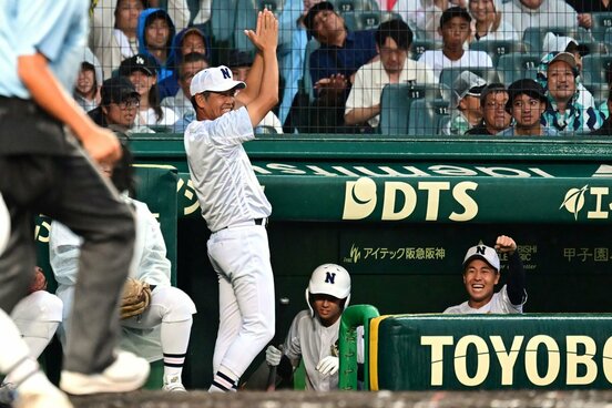 9回、小島のタイムリーを喜ぶ佐野日大・麦倉監督