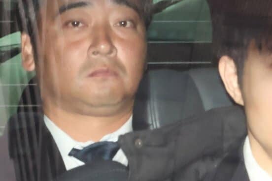 初公判を終えて地裁を出る元ジャンポケ・斉藤慎二被告